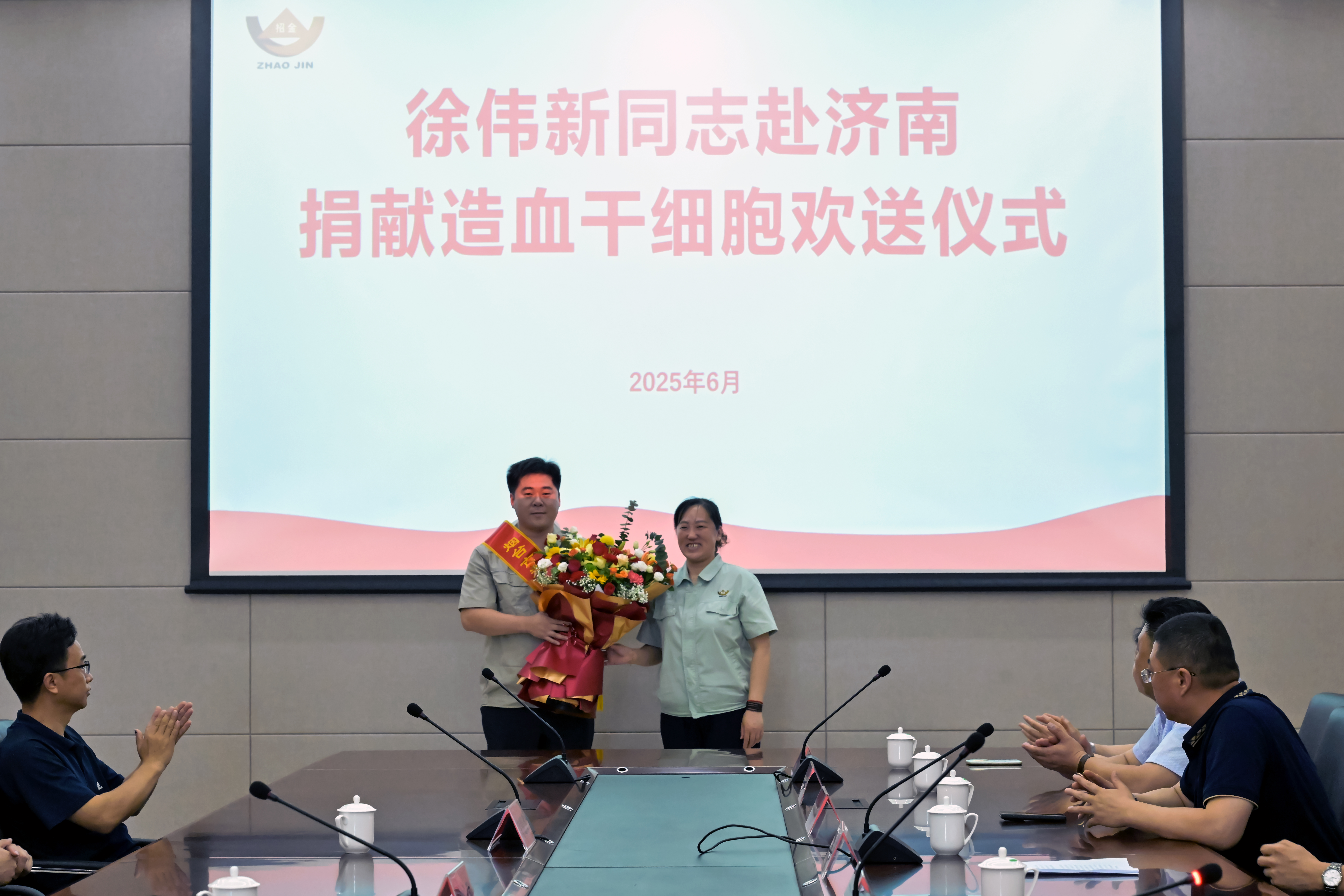 1750379314247045564.jpg 徐伟新赴济南娜砧造血干细胞欢送仪式献花.jpg